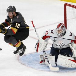 Braden Holtby helps Washington bounce back, even Stanley Cup Final 1