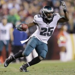 Eagles to trade running back McCoy to Buffalo for Alonso