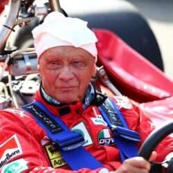 Niki Lauda on the wheel : formula1