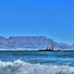 cape town beach and table mountain