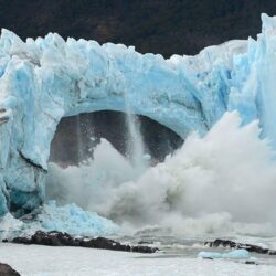 Perito Moreno Glacier ice bridge collapses into lake in Argentina