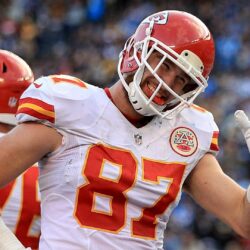 Chiefs’ Travis Kelce arrives for playoff game using shoe as phone