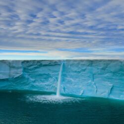 melBeautifuler creates waterfalls on an ice cap, svalbard