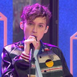 Troye Sivan performs ‘YOUTH’ live on TODAY