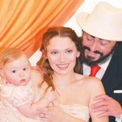 Download Free Luciano Pavarotti with family wallpaper, Luciano