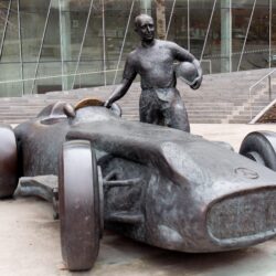 File:Juan Manuel Fangio statue Mercedes