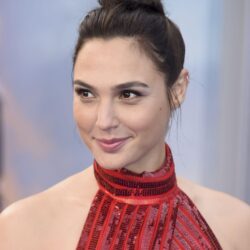 Gal Gadot trades ‘Wonder Woman’ costume for swimsuit during