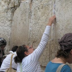 Placing notes in the Western Wall