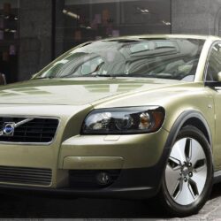 2010 Volvo C30 In Green Front Pose Wallpapers