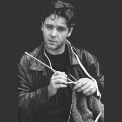 Russell Crowe Knitting Wallpapers
