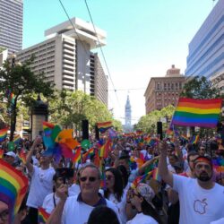 Tim Cook, other Apple execs join in 2018 San Francisco Pride Parade