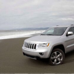2011 Jeep Grand Cherokee Pose At Sea Side In Shine White Wallpapers