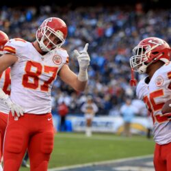 Travis Kelce injury update: Chiefs TE misses practice with knee