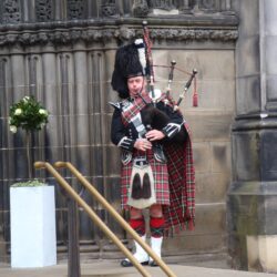 men’s scotland traditional dress and bag pipe free image