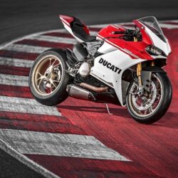 Ducati reveal stunning 1299 Panigale S