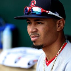 Mookie Betts encourages Boston fans to stand for Adam Jones