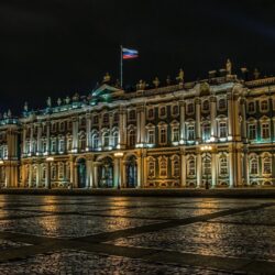 Palace in St. Petersburg under the Russian flag wallpapers and