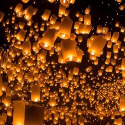 launching sky lanterns by Tassapon Vongkittipong / 500px