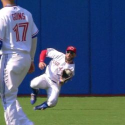 Kevin Pillar nearly makes miraculous catch