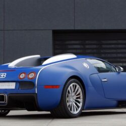 Blue Bugatti Veyron…lovely.