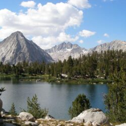 Trek through mountains and lakes in Kings Canyon National Park