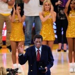 Lakers honor Elgin Baylor with bronze statue at Staples Center